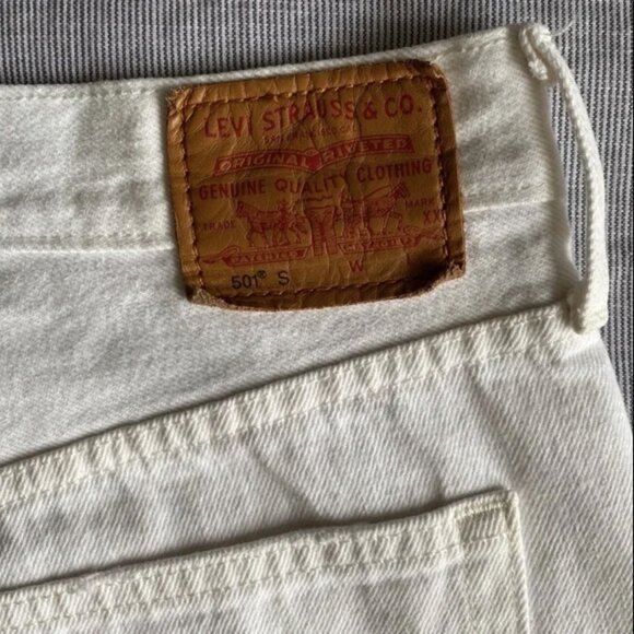 Levi 501 White Jeans Ripped Hem - Picture 6 of 11